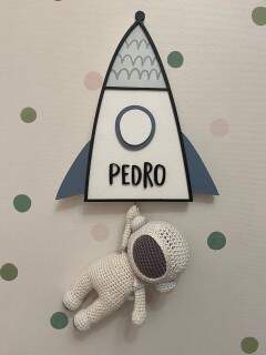 Quadro Amigurumi Foguete Espaço com nome Pedro 69.025 Coração de Mãe